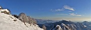 54 Panoramica alla croce di vetta del Suchello con vista ad est